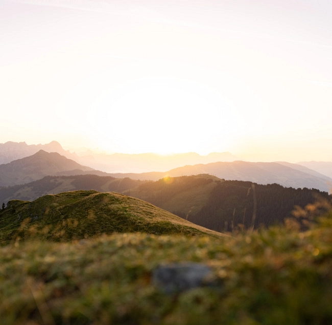 Sonnenuntergang über den Bergen von Hinterglemm im Sommer