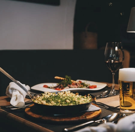 Tischgedeck mit dem Essen und einem Bierglas