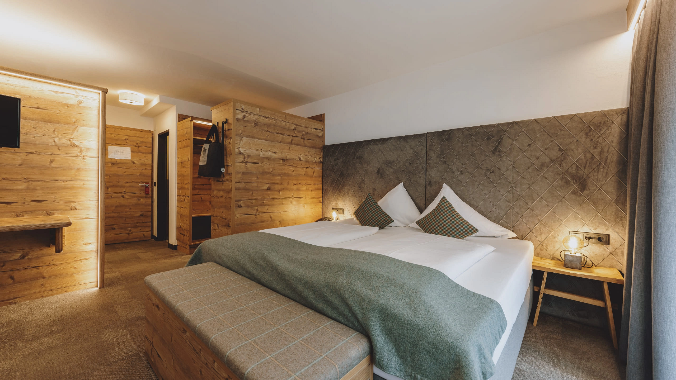 Schlafzimmer mit Holzdetails und gemütlicher Ausstattung