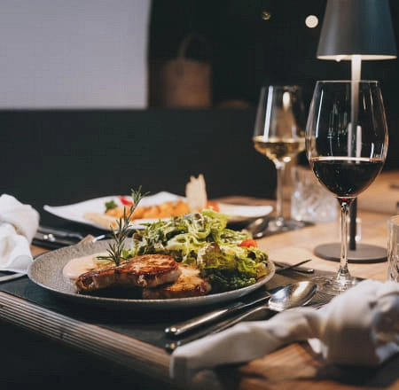 Ein Tisch mit elegantem Abendessen und Weingläsern