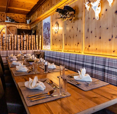 Herzlich dekorierter Tisch in einem Restaurant mit Holzverkleidung