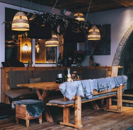 Holzmöbel und gemütliche Beleuchtung im Gollinger Lounge