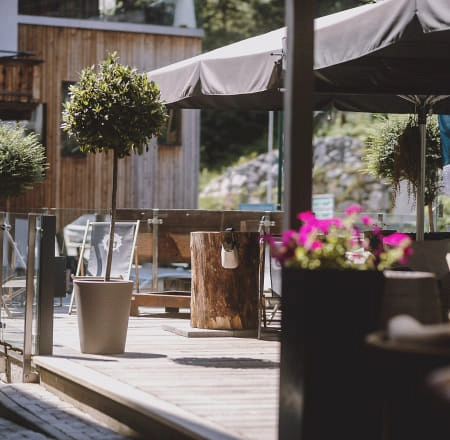 Außenlounge mit Pflanzen und Holzelementen