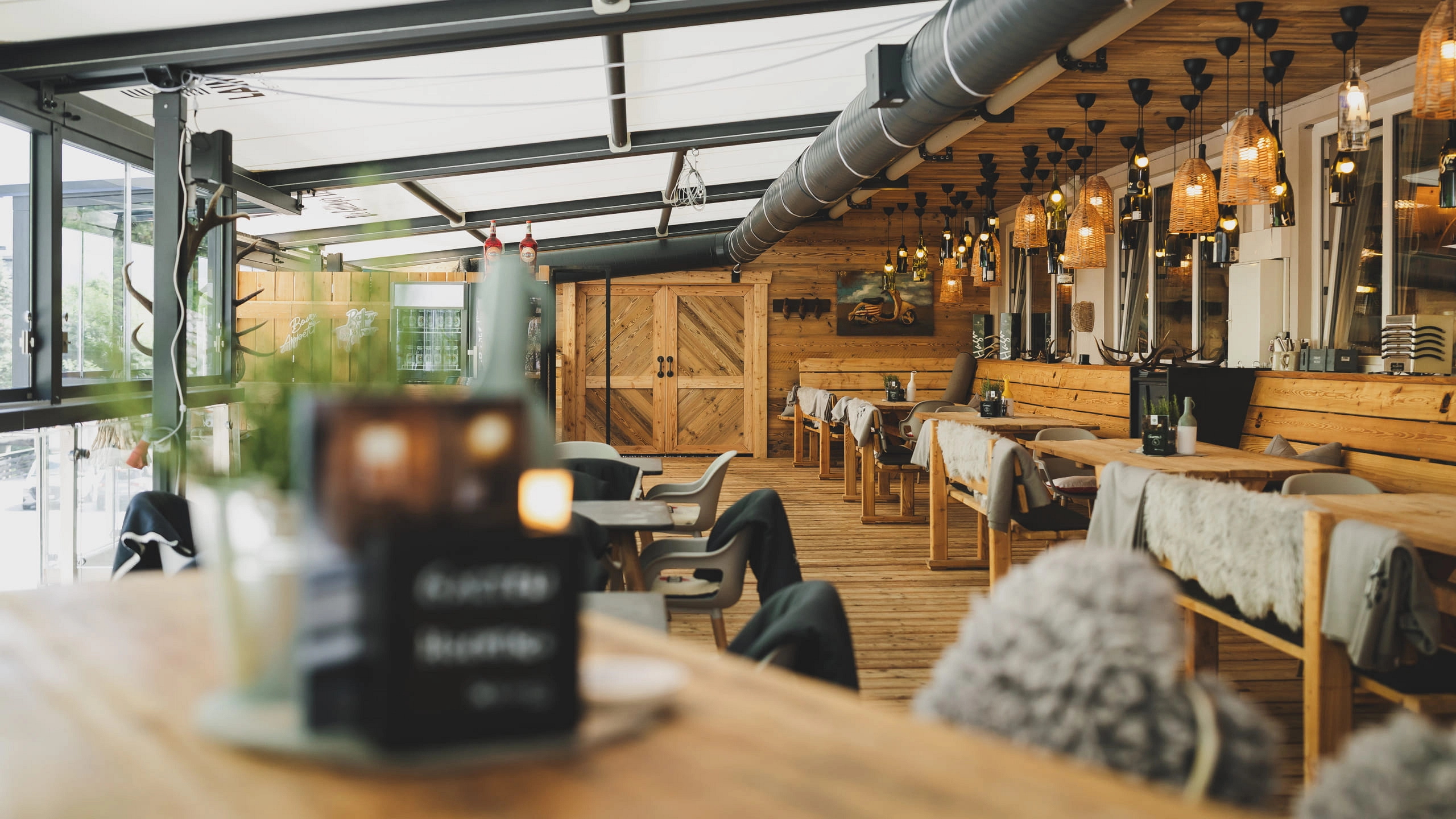 Innenansicht der Gollinger Terrasse mit Holzdekor