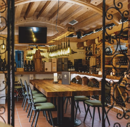 Gemütliche Weinlounge mit Holztisch und Weinregalen