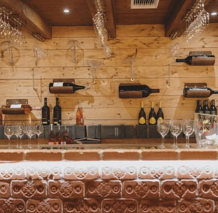 Weinregale und Gläser in einer gemütlichen Weinlounge