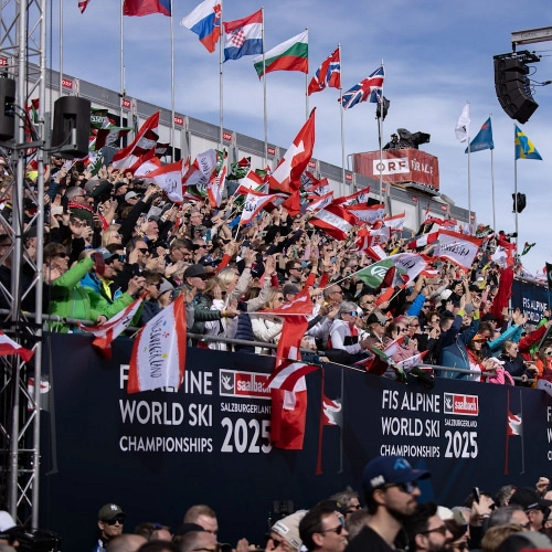 Zuschauer mit Fahnen beim Audi FIS Ski Weltcup Finale 2024