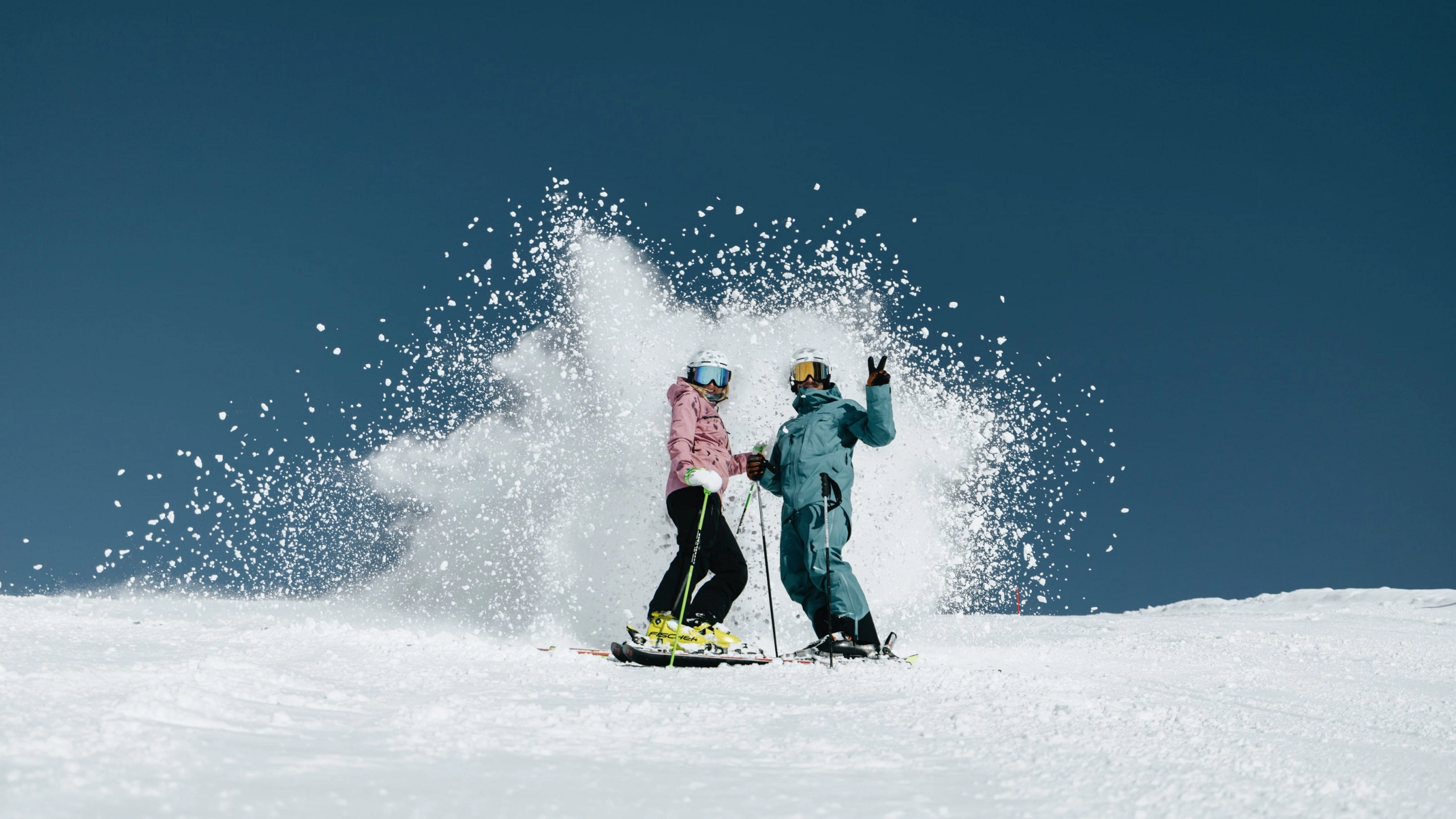 Zwei Skifahrer im Skicircus Saalbach-Hinterglemm