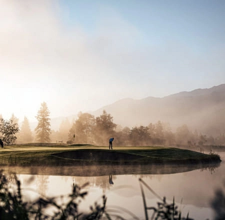Golfplatz in Zell am See bei Morgennebel