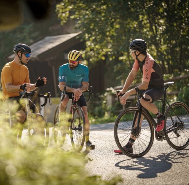 Drei Radfahrer unterhalten sich in Saalbach Hinterglemm.