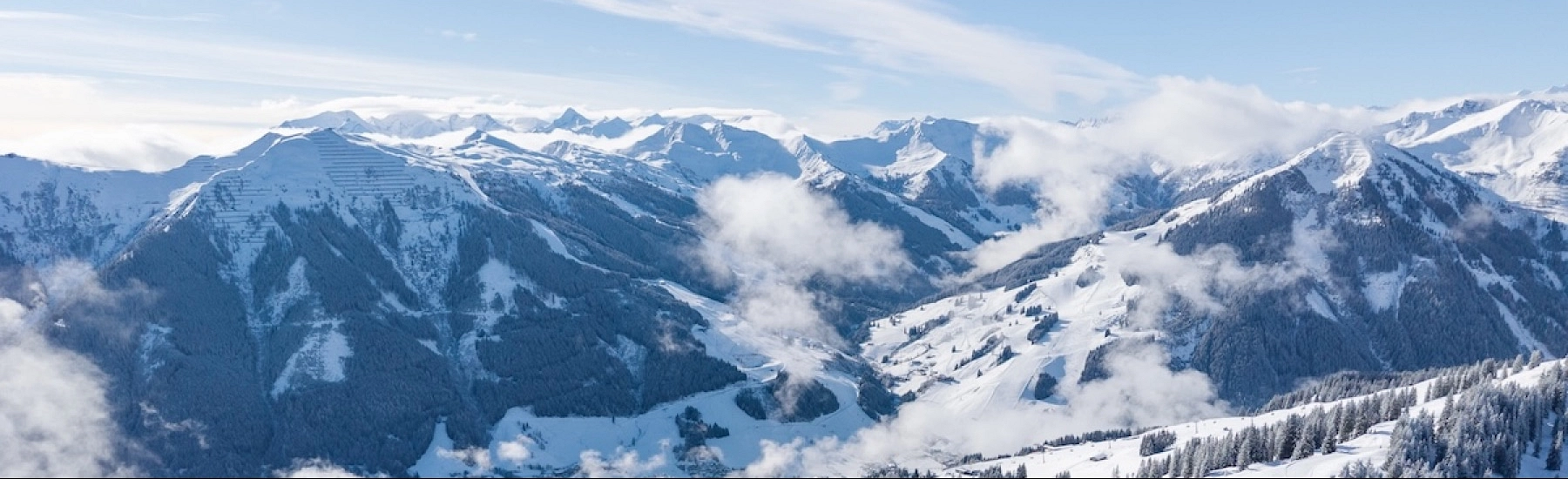 Panoramablick auf schneebedeckte Berge unter blauen Himmel