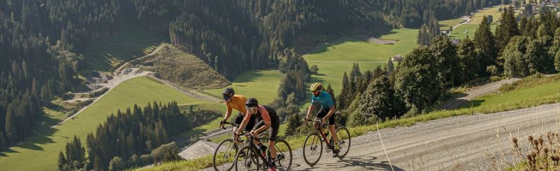 Gravel-Bike-Fahrer auf einem Weg in Saalbach Hinterglemm.