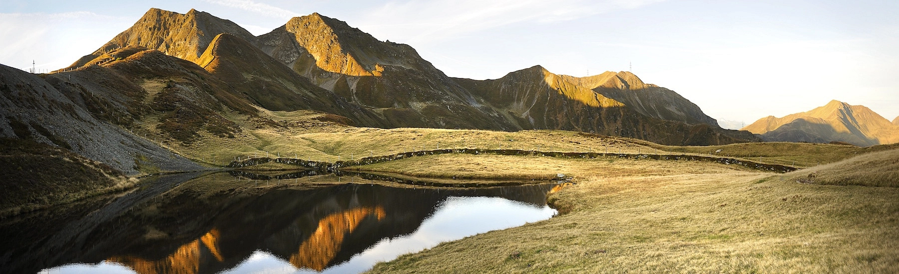 Panorama der Berge in Saalbach Hinterglemm mit Wasserreflexion